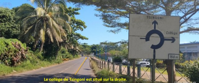 En arrivant au collège de Tsingoni....